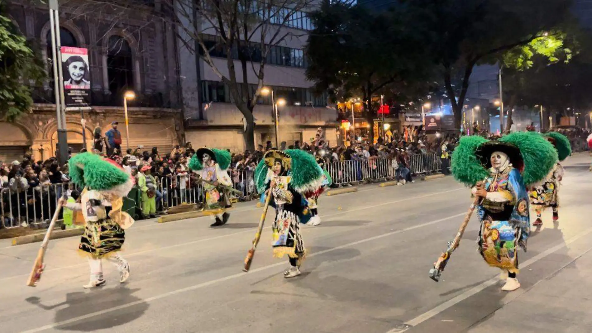 Danzantes poblanos deslumbran en Desfile de Día de Muertos en CDMX